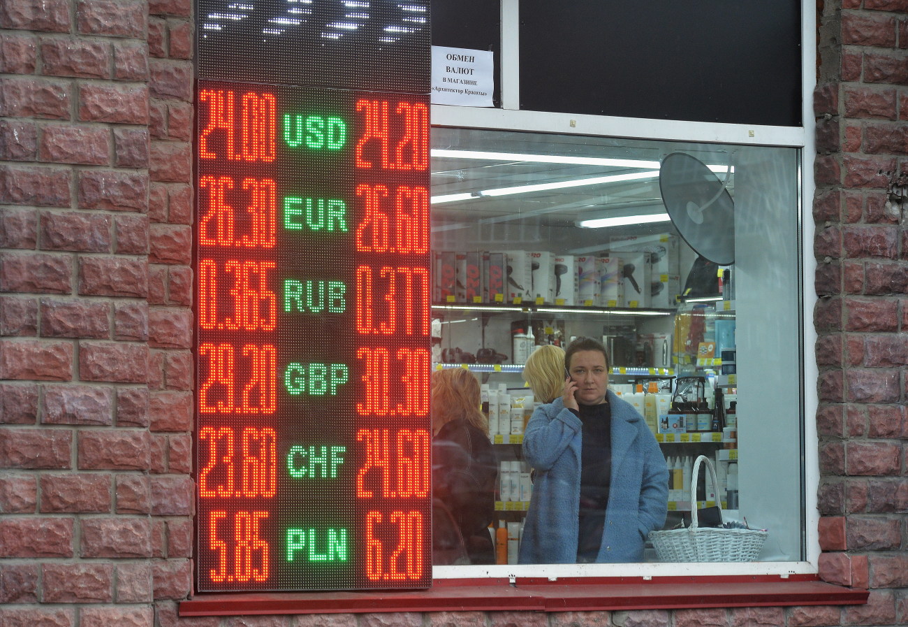 Доллар в столице продают меньше 24-х гривен