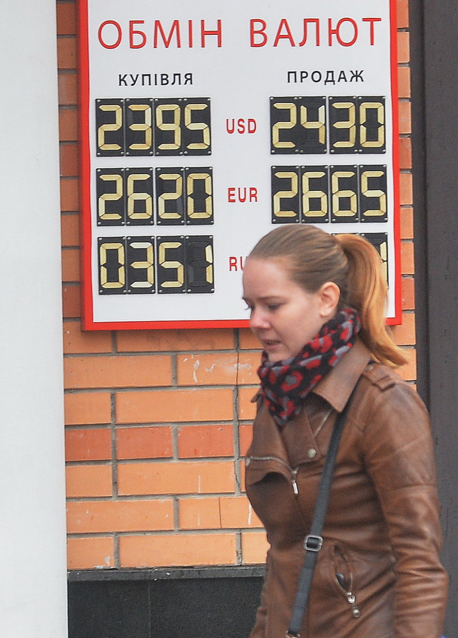 Доллар в столице продают меньше 24-х гривен