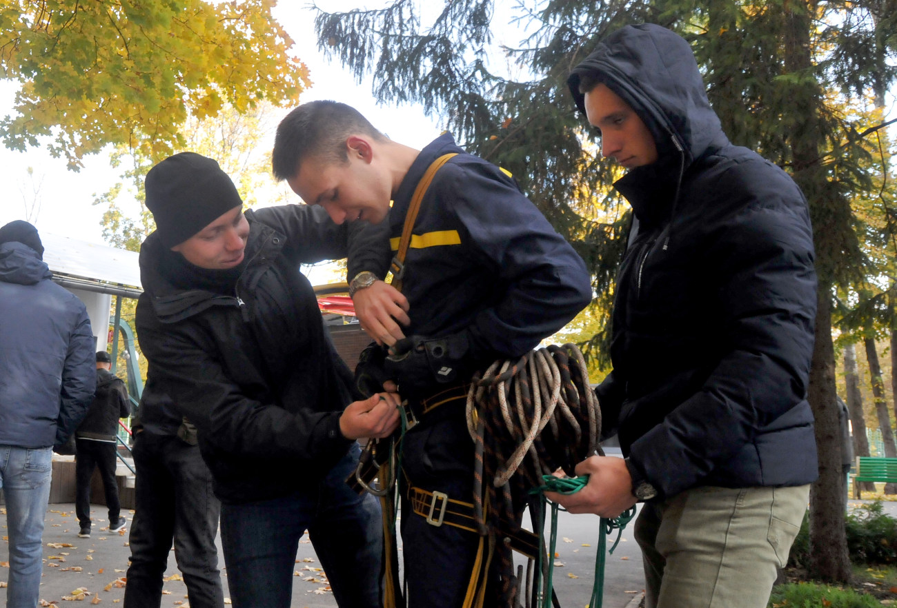 Курсанты Нацакадемии Гражданской защиты Украины учились эвакуировать людей с высоты