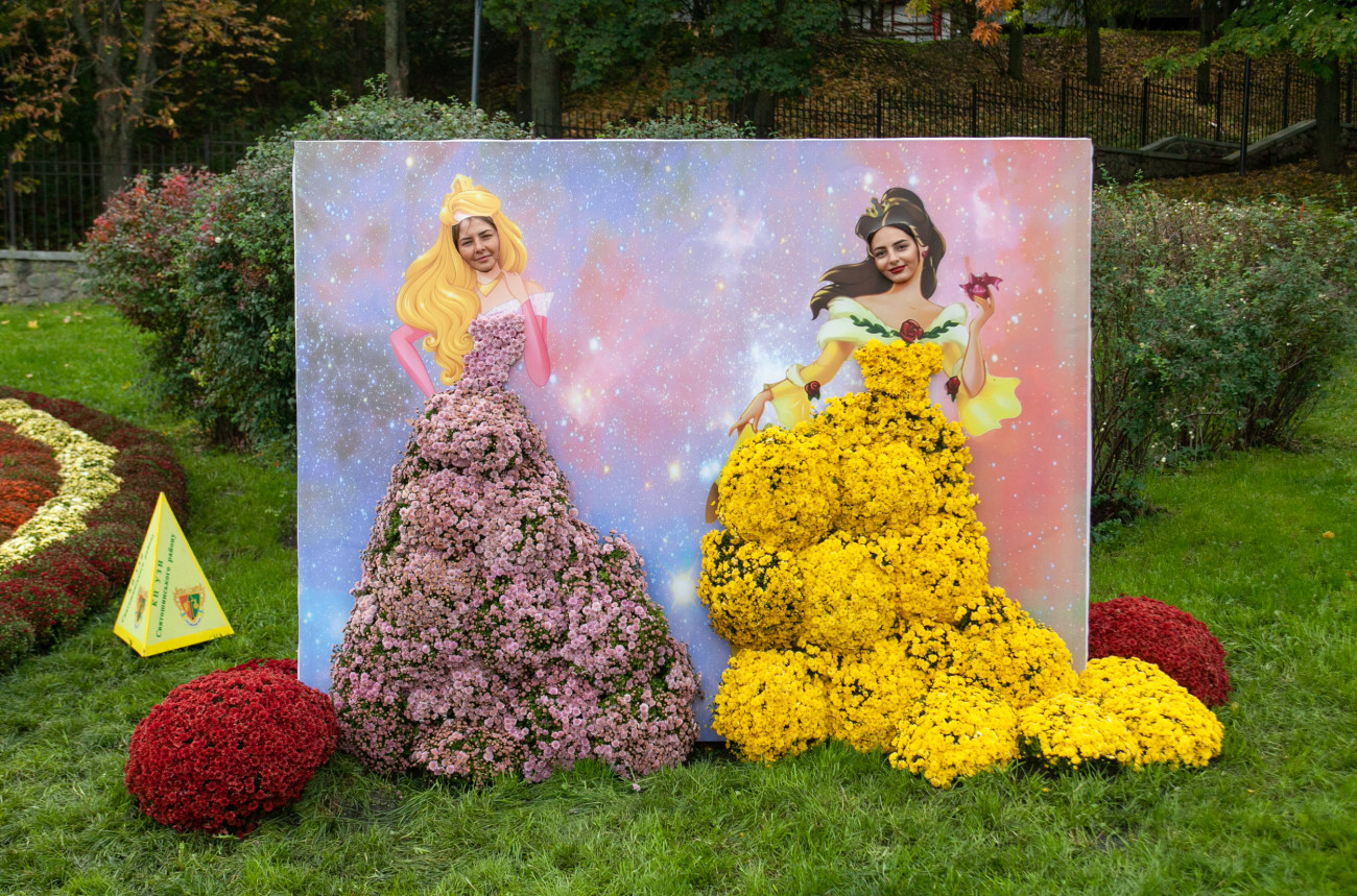 Ежегодная  выставка хризантем в Киеве посвящена созвездиям