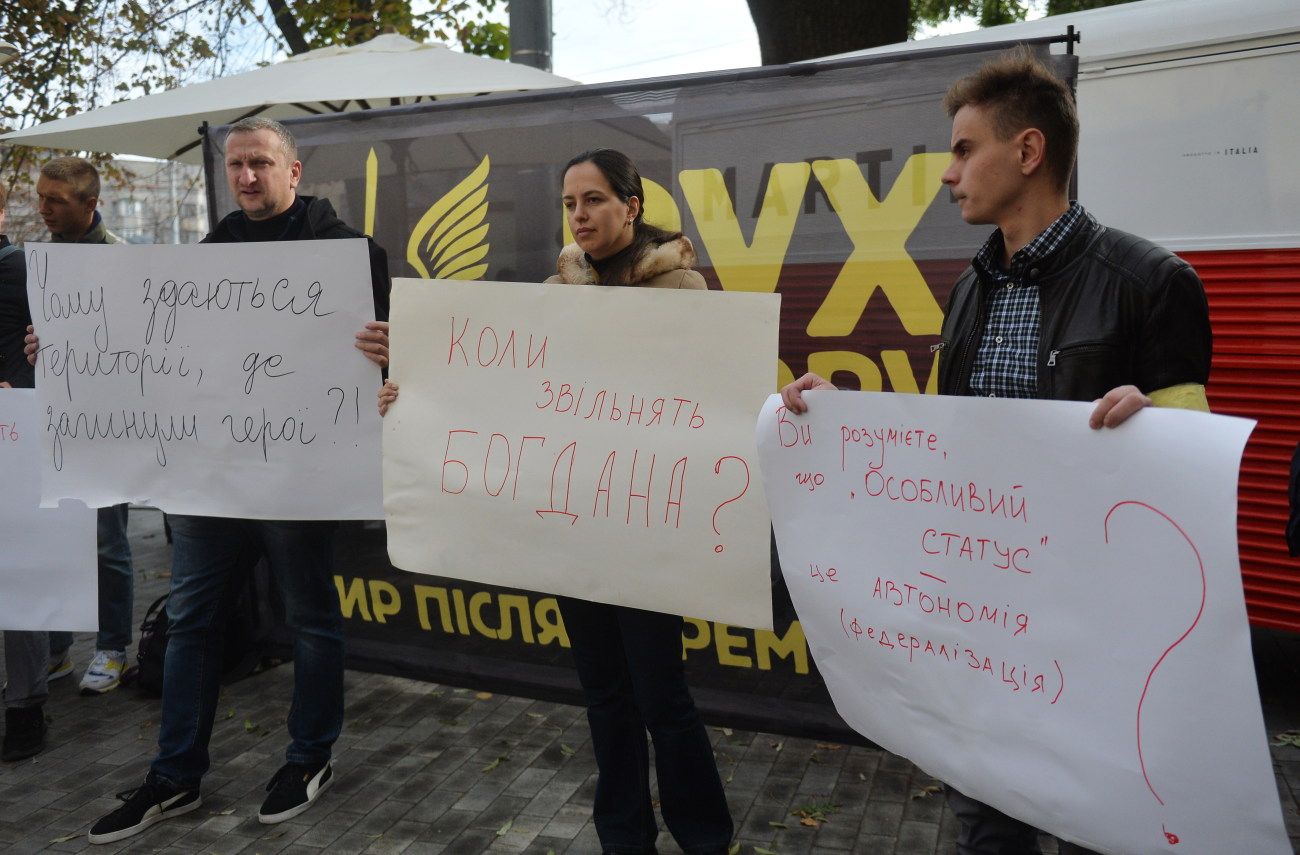 Пресс-марафон Зеленского:  под стенами фуд-корта собрался митинг