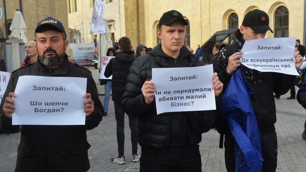 Пресс-марафон Зеленского:  под стенами фуд-корта собрался митинг