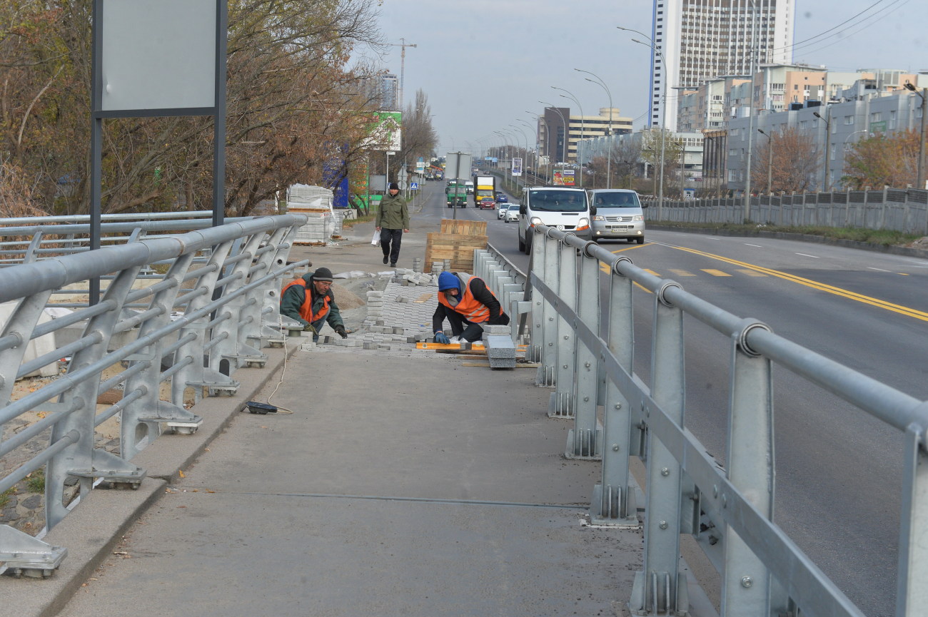 В Киеве восстановили движение моста Метро через Русановский пролив