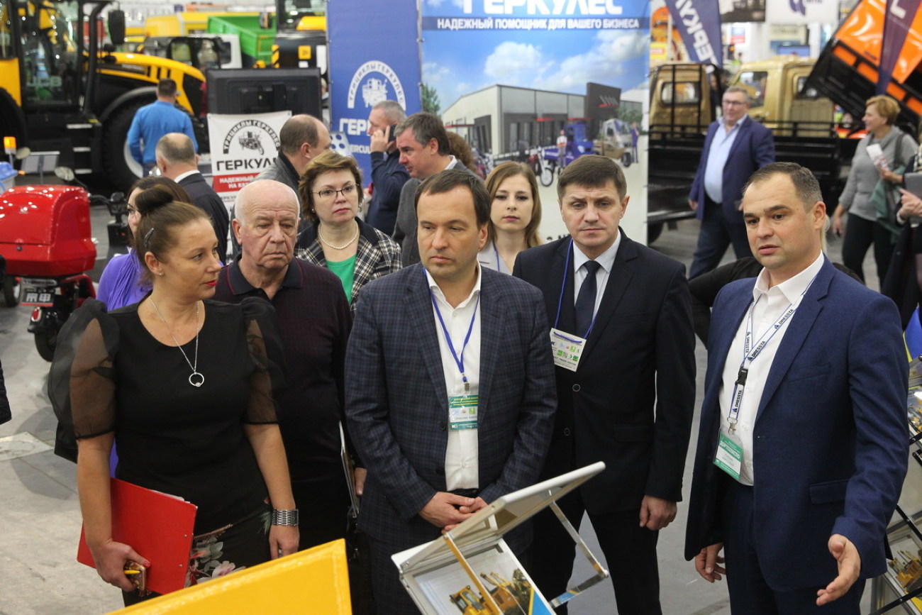 В Киеве проходит выставка коммунальной техники