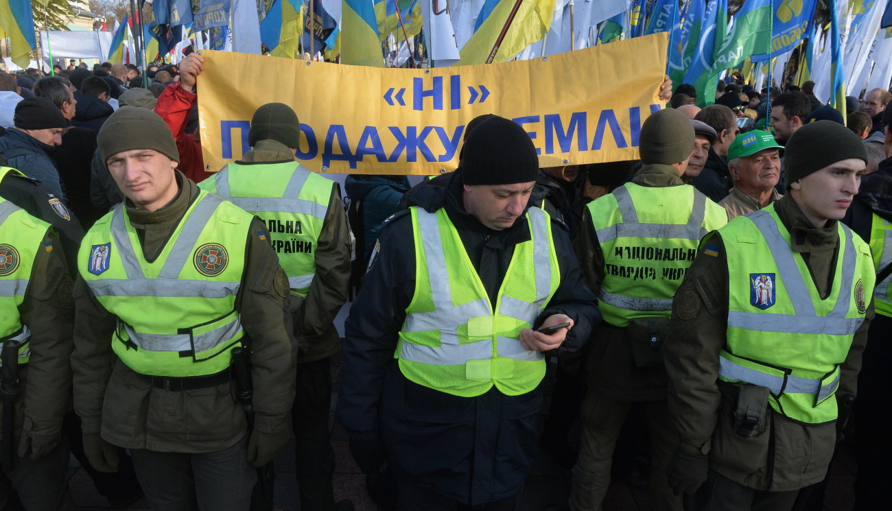 В Киеве состоялись митинги против и за продажу земли