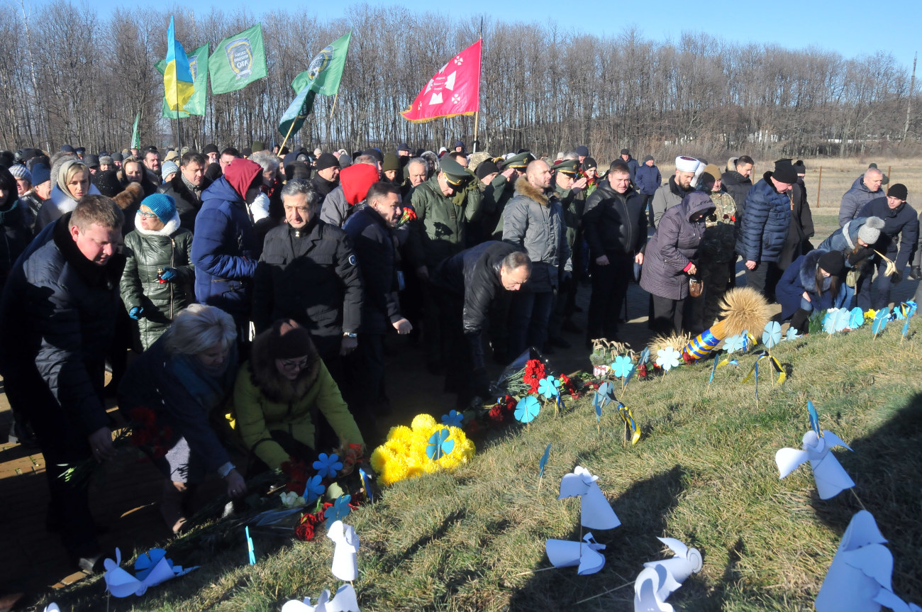 В Харькове люди с утра несли цветы к памятнику жертвам Голодомора