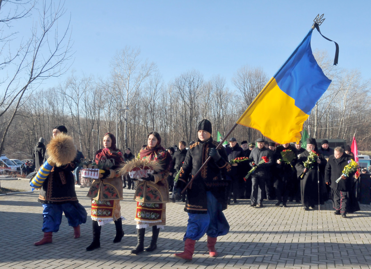 В Харькове люди с утра несли цветы к памятнику жертвам Голодомора