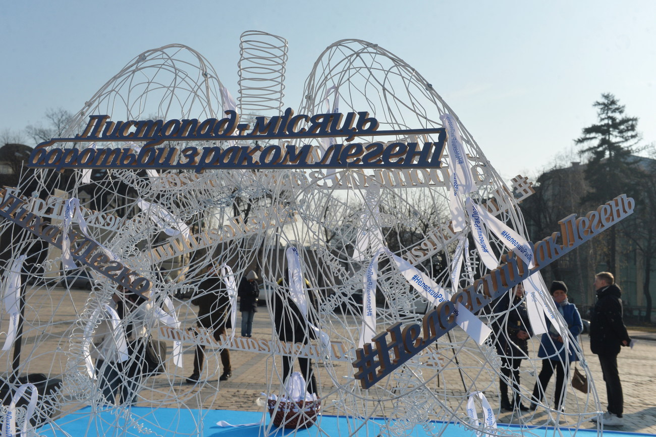 В Киеве на Михайловской площади установили арт-объект для поддержки людей с раком легких