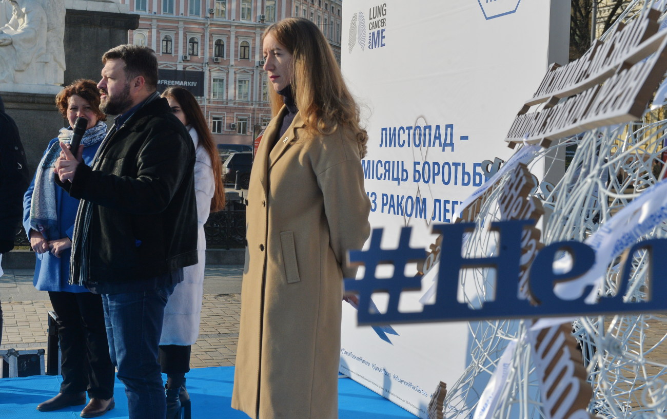 В Киеве на Михайловской площади установили арт-объект для поддержки людей с раком легких