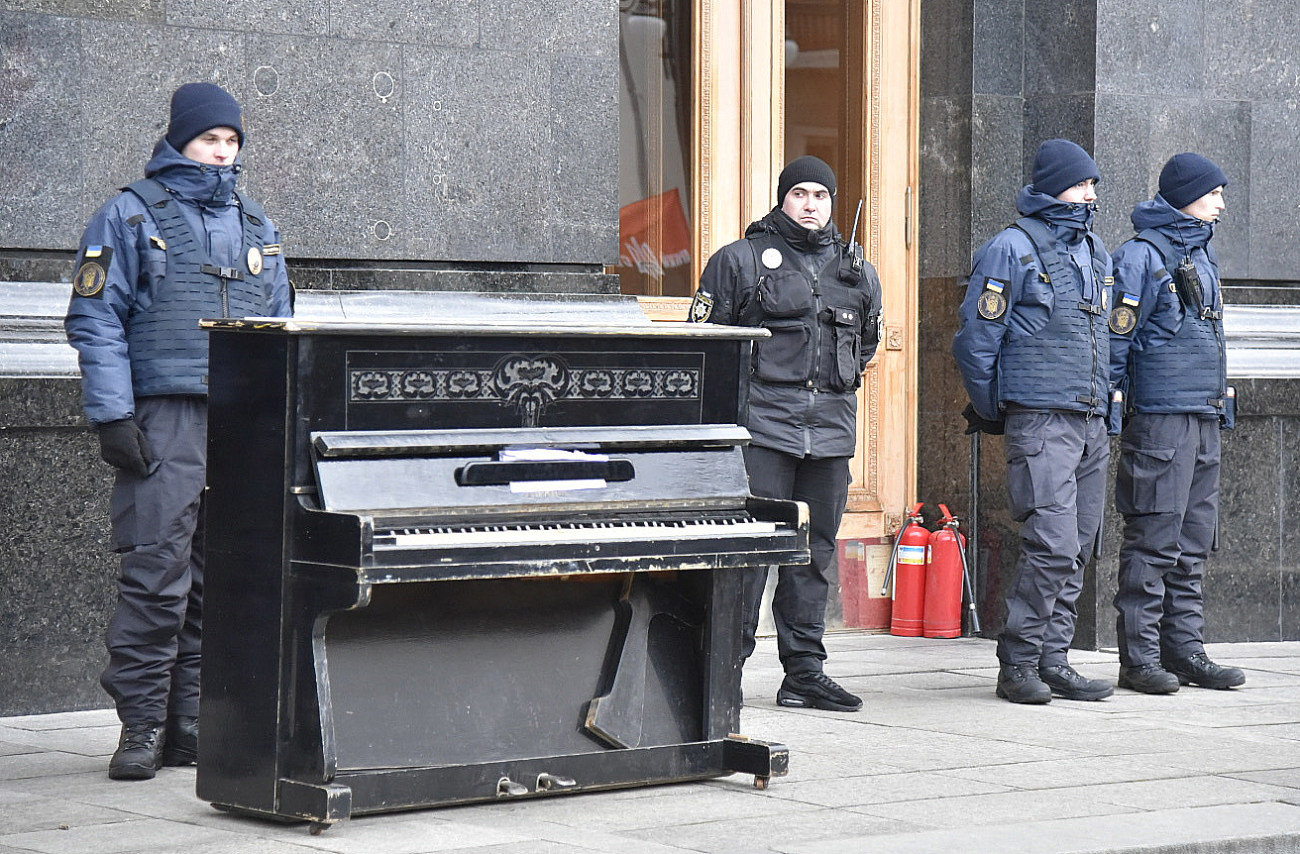 Под Офисом Президента прошла акция, приуроченная к шестой годовщине начала Евромайдана