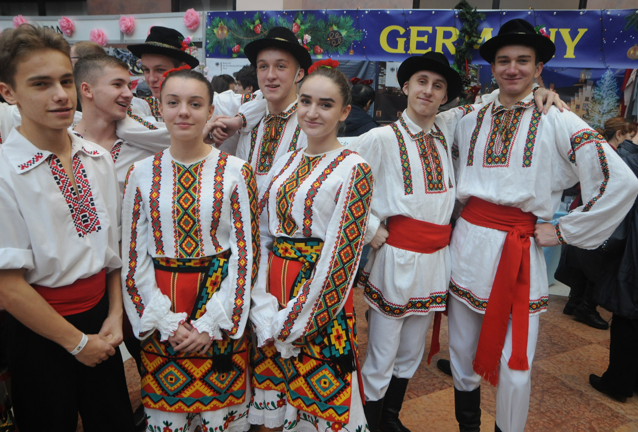 49 посольств организовали в Киеве благотворительную ярмарку