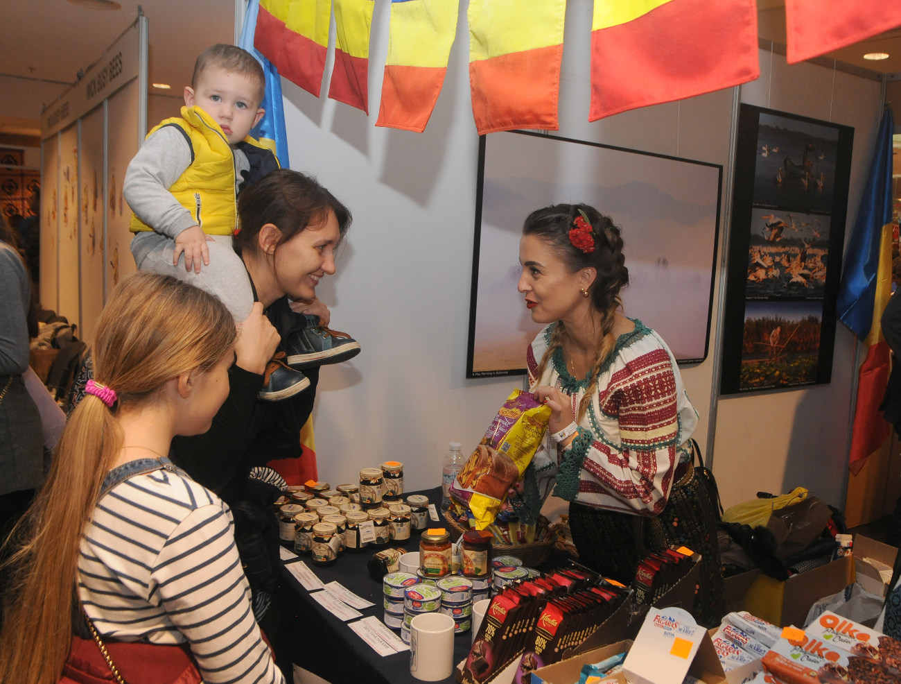 49 посольств организовали в Киеве благотворительную ярмарку