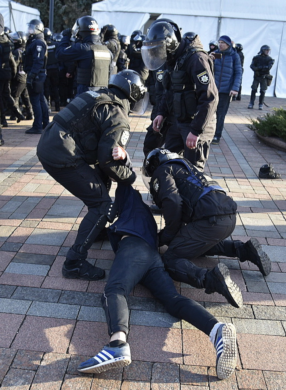 Первые стычки под новой ВР: пострадали журналисты и полицейские