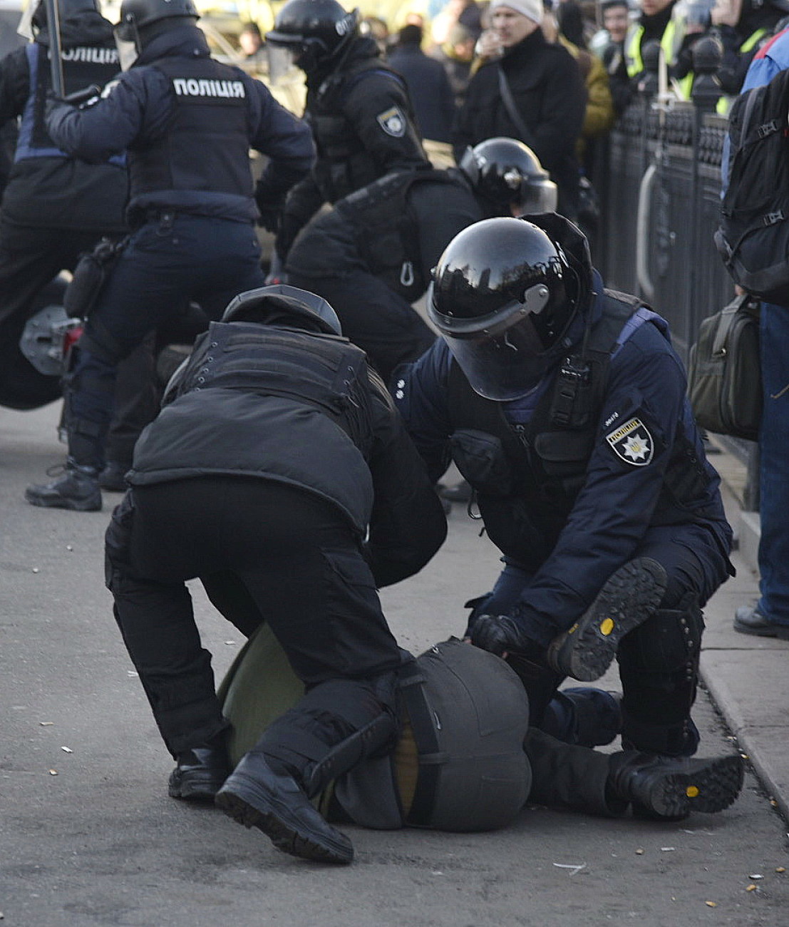 Первые стычки под новой ВР: пострадали журналисты и полицейские