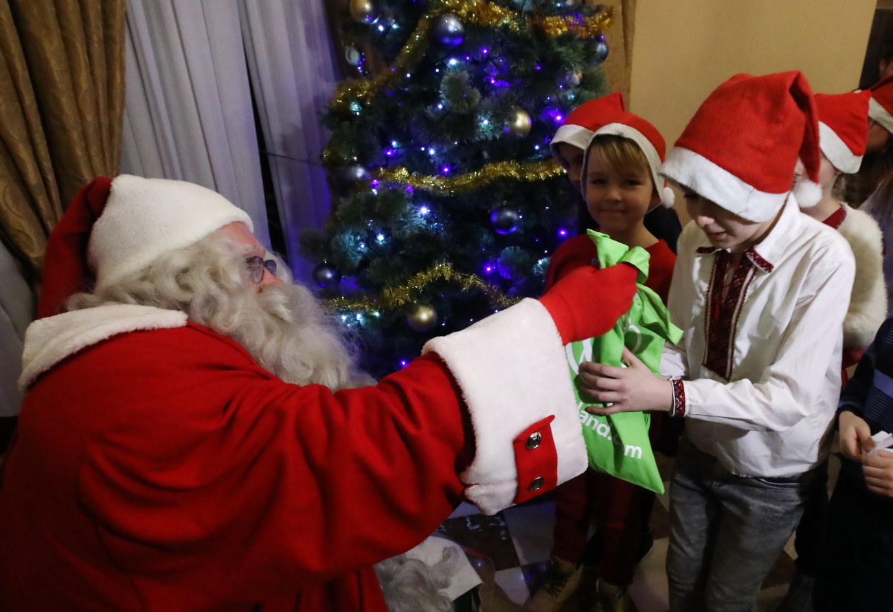 В Киеве встретились Святой Николай и финский Йоулупукки (Санта-Клаус)