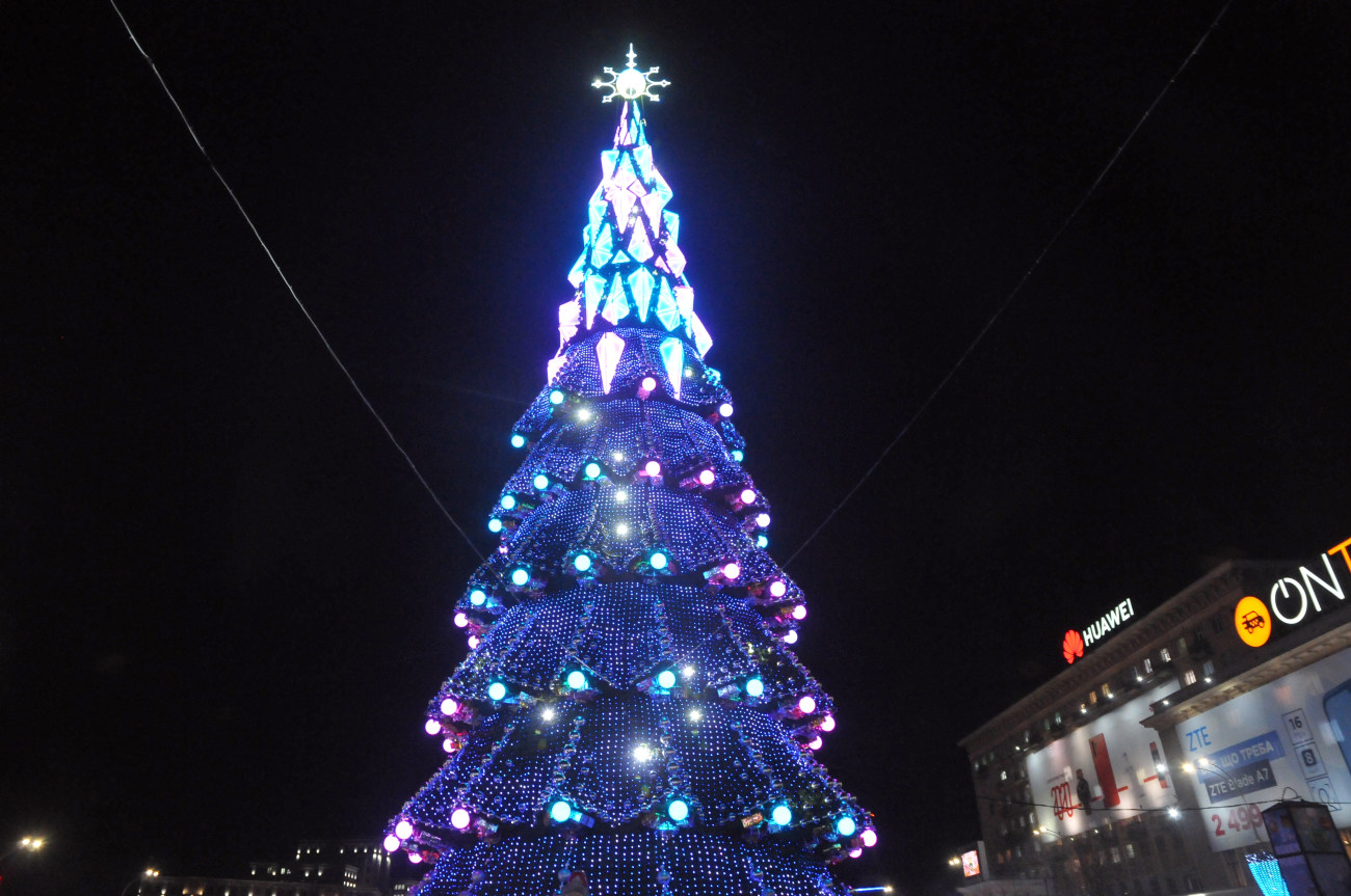 В Харькове открыли новогоднюю елку