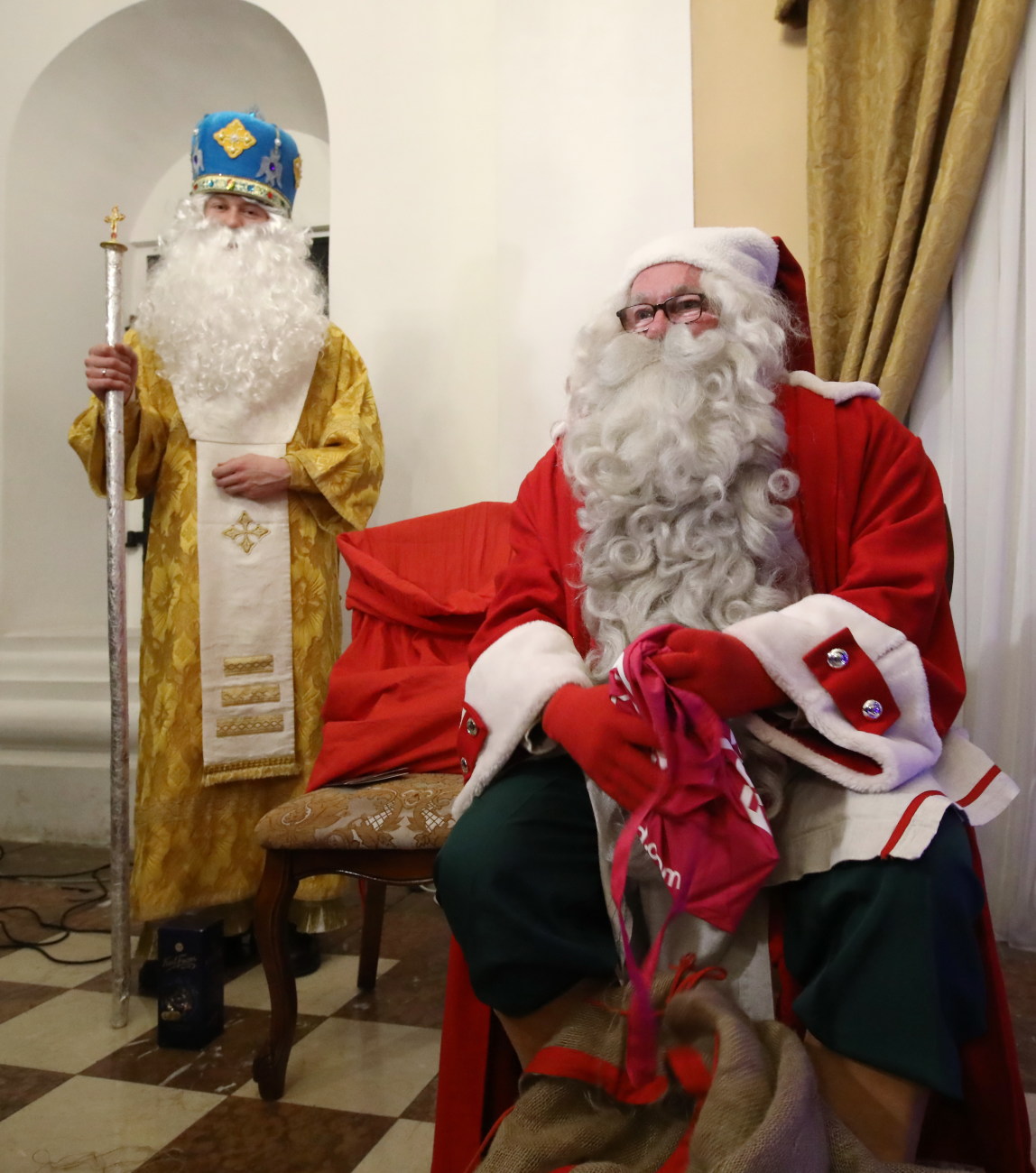 В Киеве встретились Святой Николай и финский Йоулупукки (Санта-Клаус)