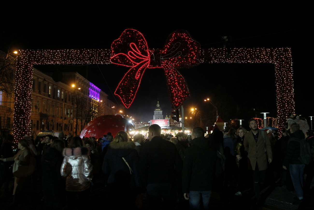 На Софийской площади в Киеве зажгли главную елку страны