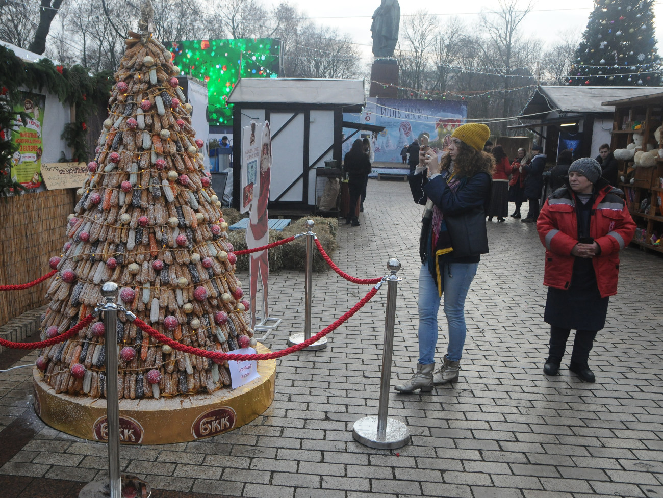 В Киеве можно увидеть самую большую елку из эклеров
