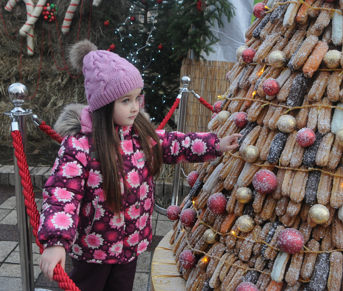 В Киеве можно увидеть самую большую елку из эклеров