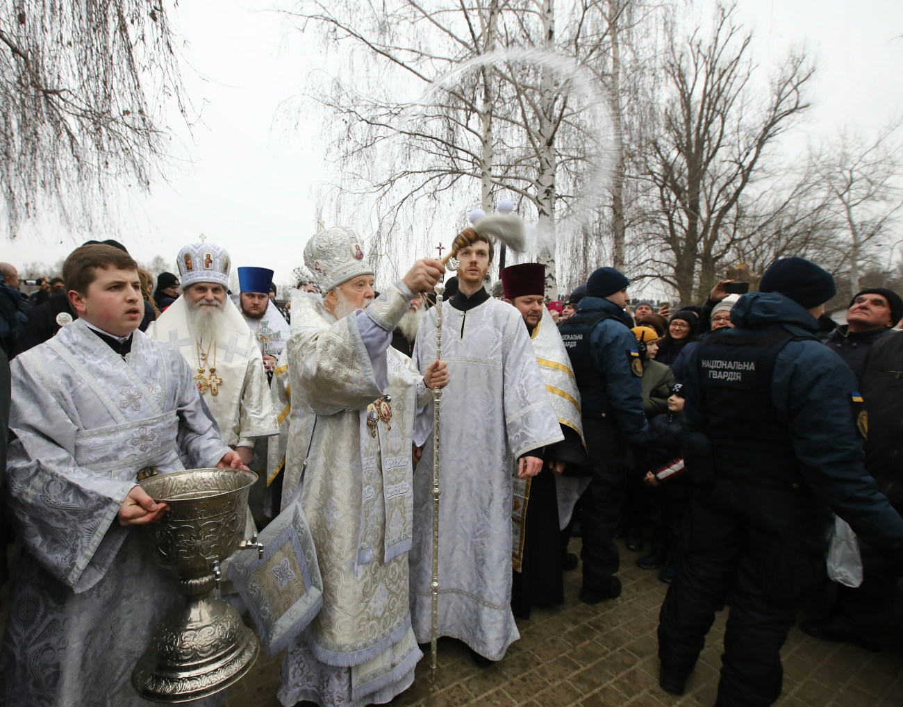 Епифаний и Филарет по очереди освятили воды Днепра в Киеве