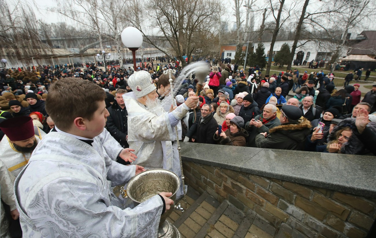 Епифаний и Филарет по очереди освятили воды Днепра в Киеве
