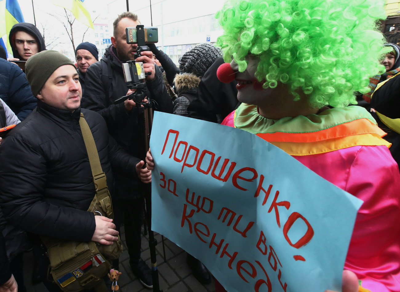 Золотой унитаз и клоуны: на допрос в ГБР Порошенко пришел &#171;со свитой&#187;