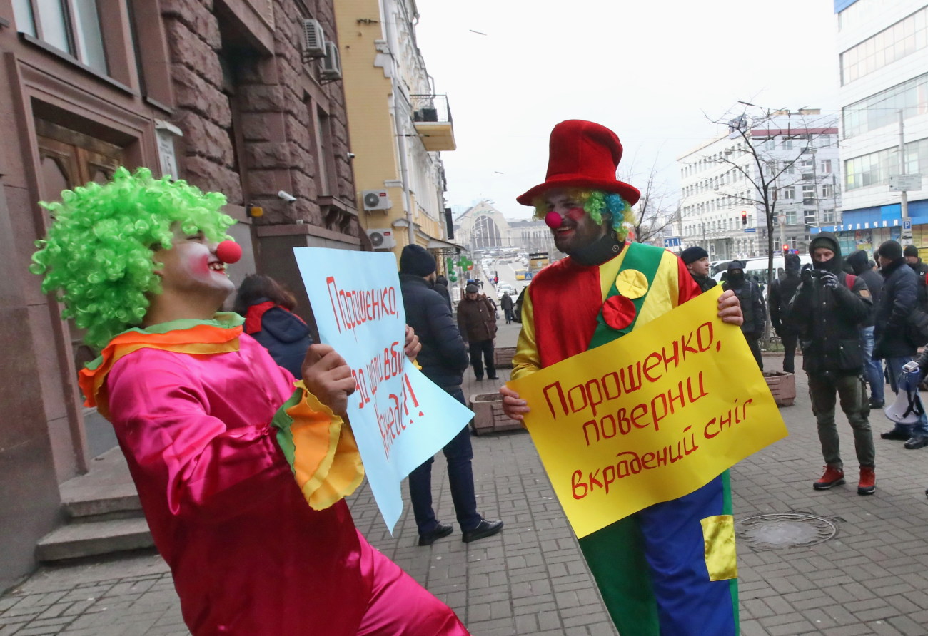 Золотой унитаз и клоуны: на допрос в ГБР Порошенко пришел &#171;со свитой&#187;