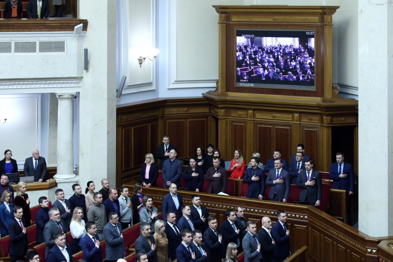 Депутаты предварительно согласились уменьшить состав парламента и &#171;перетрусили&#187; Кабмин