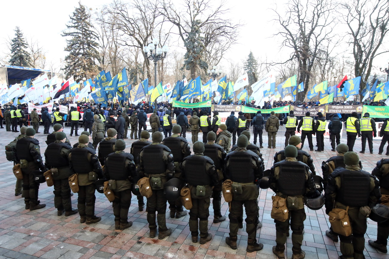 Возле Верховной Рады митинговали против продажи земли
