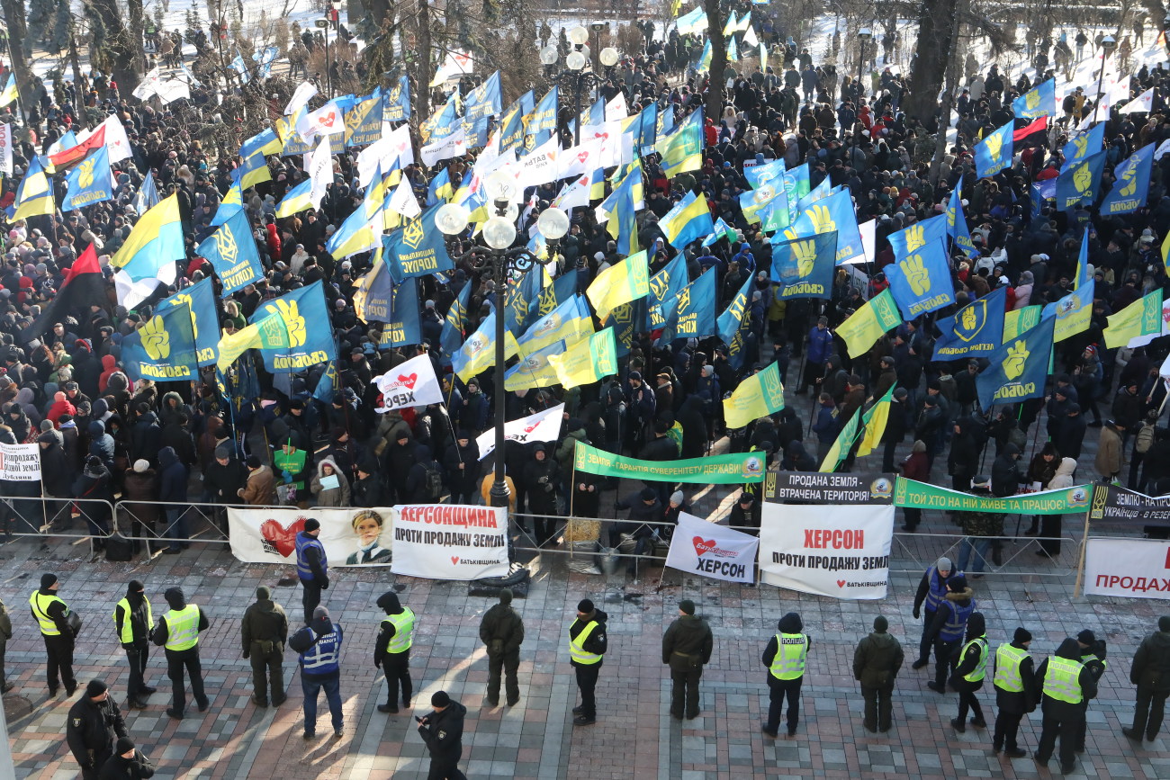 Возле Верховной Рады митинговали против продажи земли