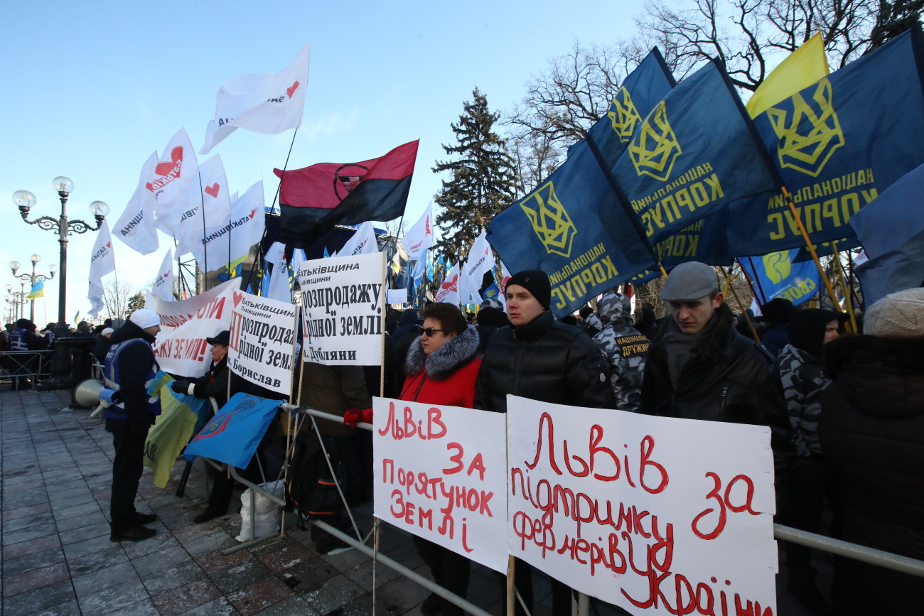 Возле Верховной Рады митинговали против продажи земли