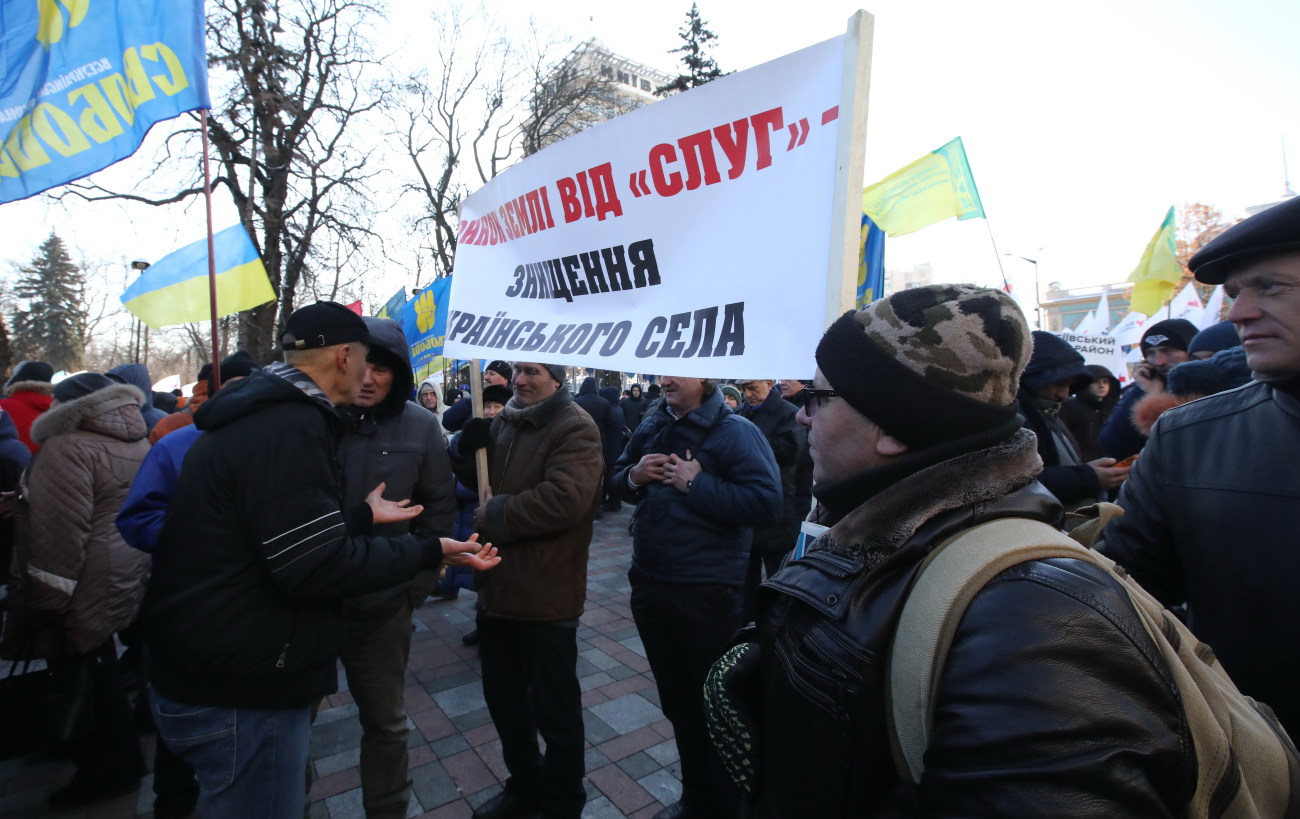 Возле Верховной Рады митинговали против продажи земли