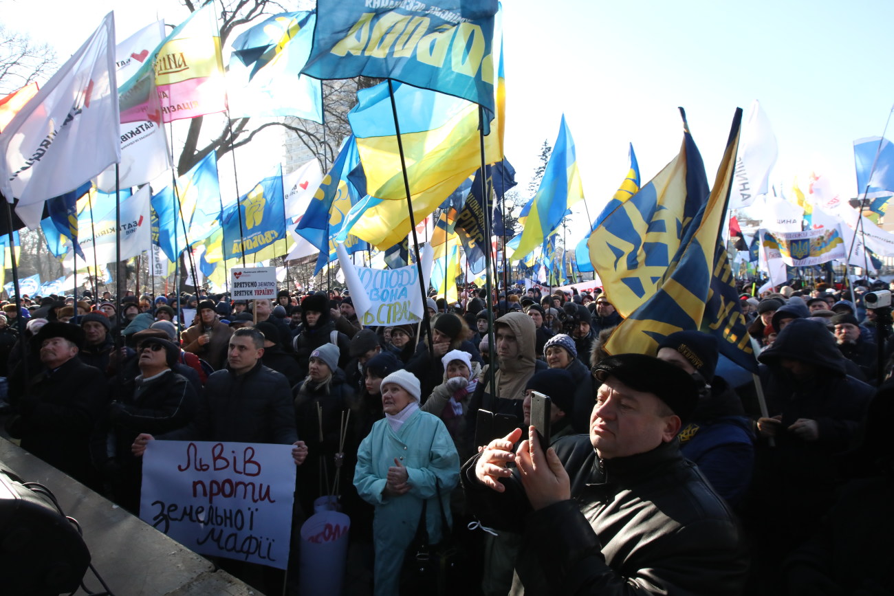 Возле Верховной Рады митинговали против продажи земли