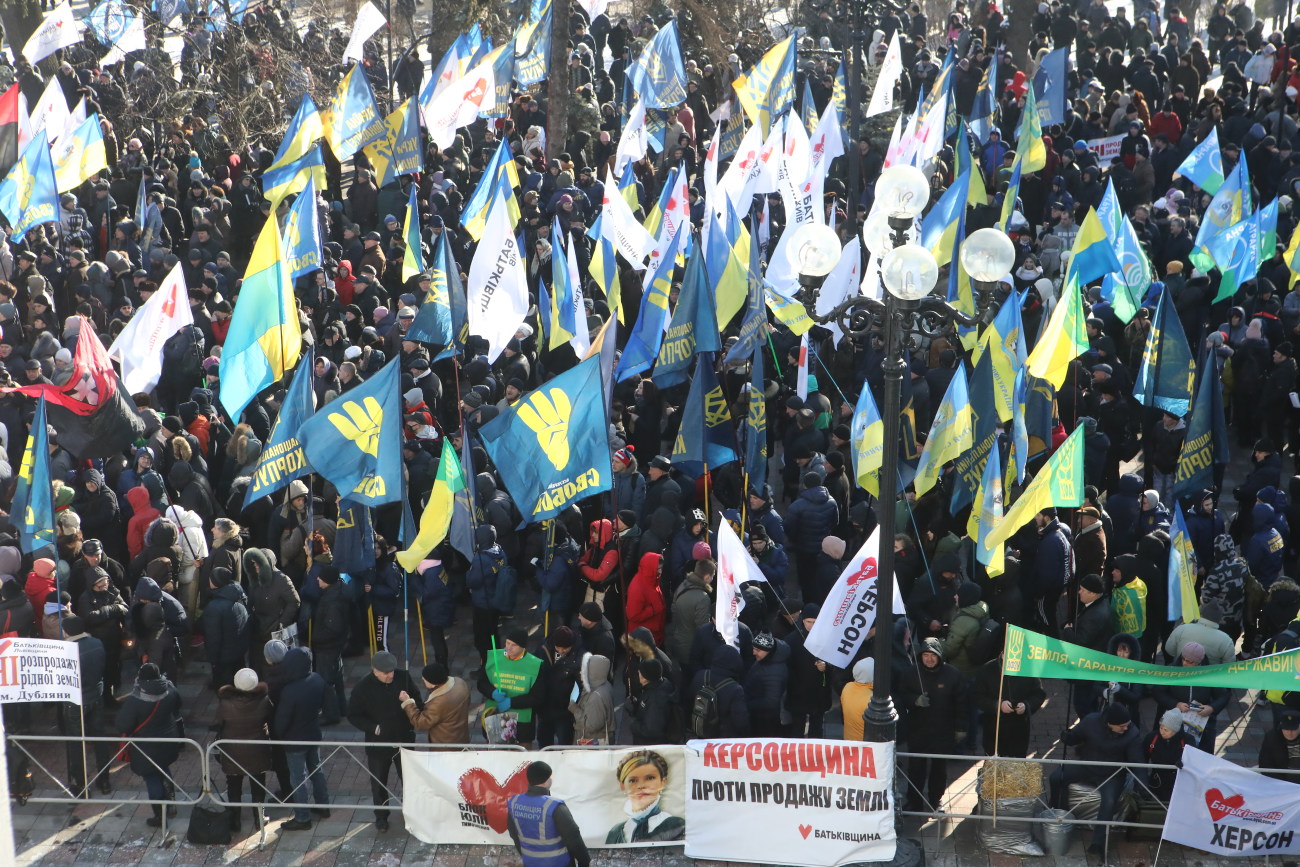 Возле Верховной Рады митинговали против продажи земли