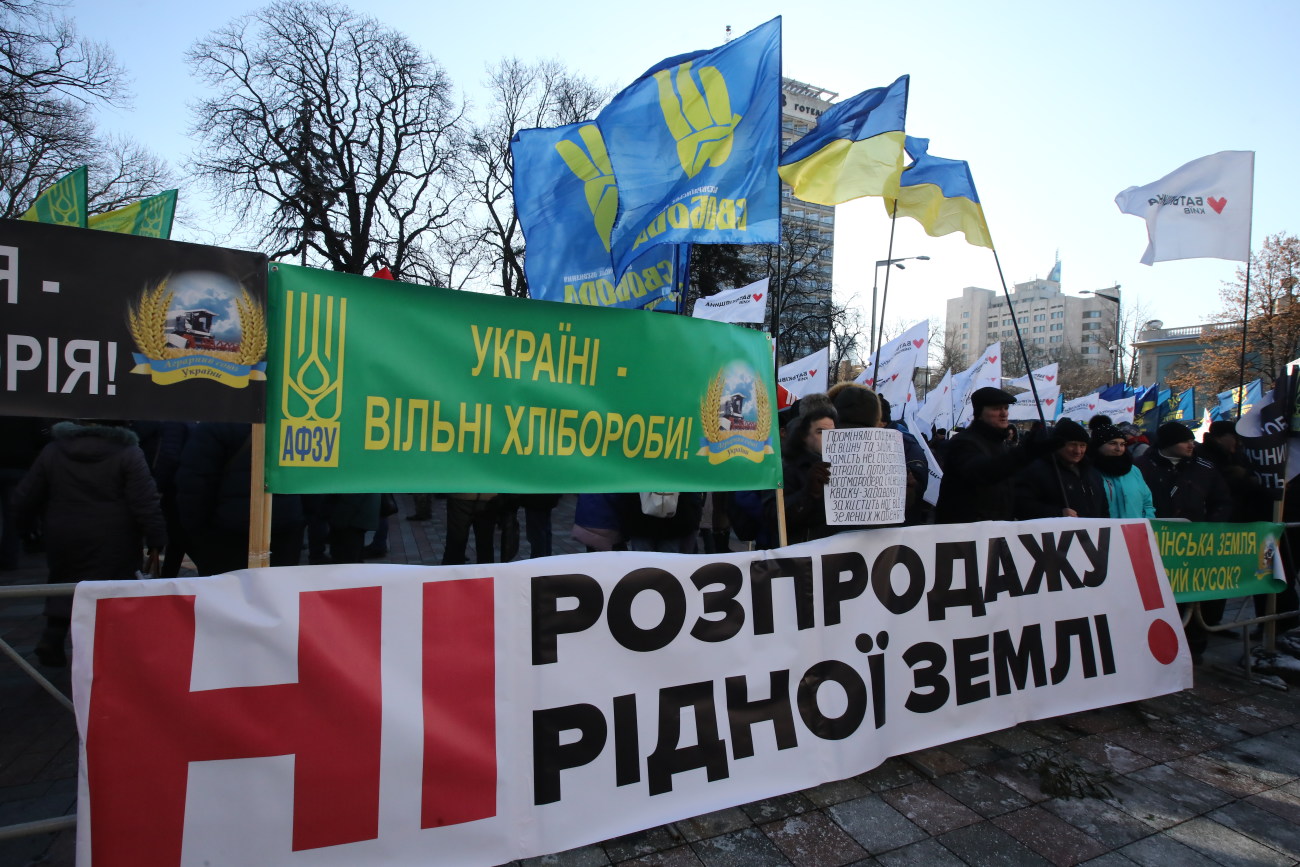 Возле Верховной Рады митинговали против продажи земли