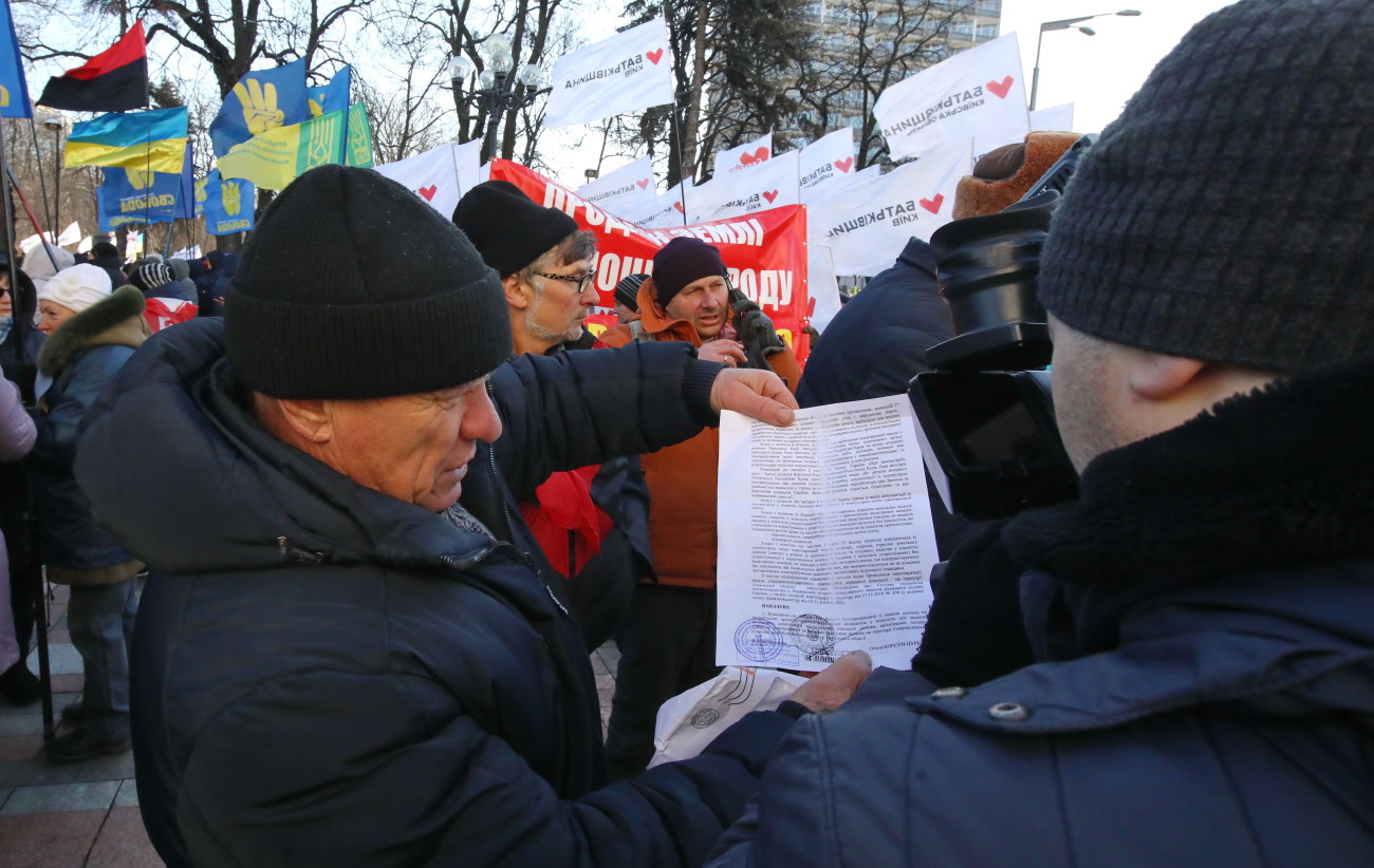 Возле Верховной Рады митинговали против продажи земли
