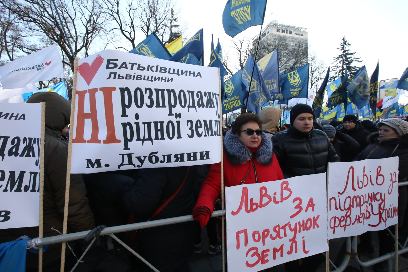 Возле Верховной Рады митинговали против продажи земли