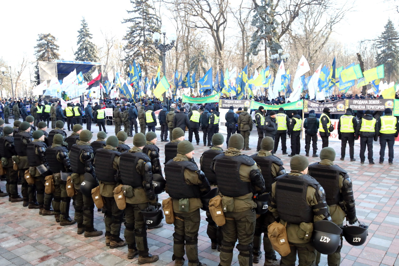 Возле Верховной Рады митинговали против продажи земли