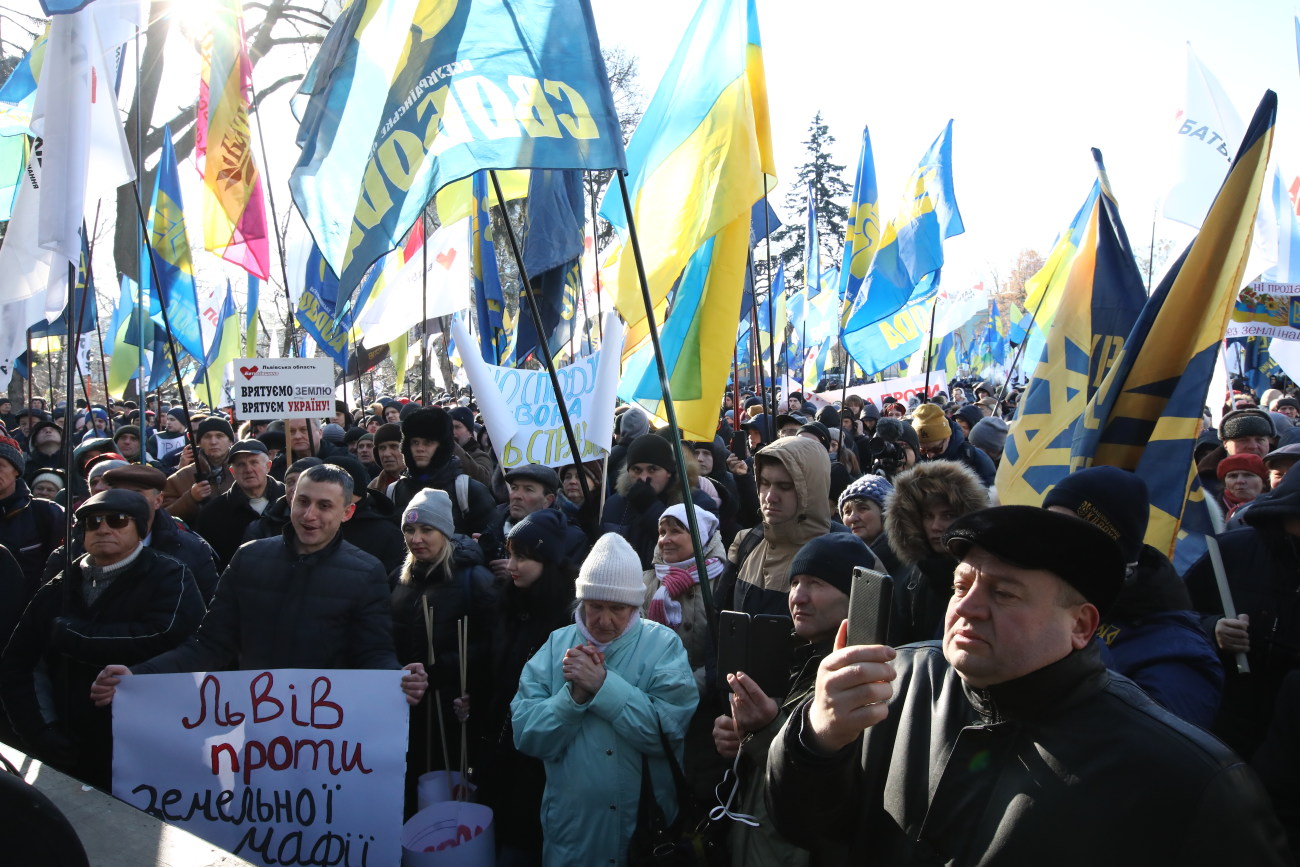 Возле Верховной Рады митинговали против продажи земли