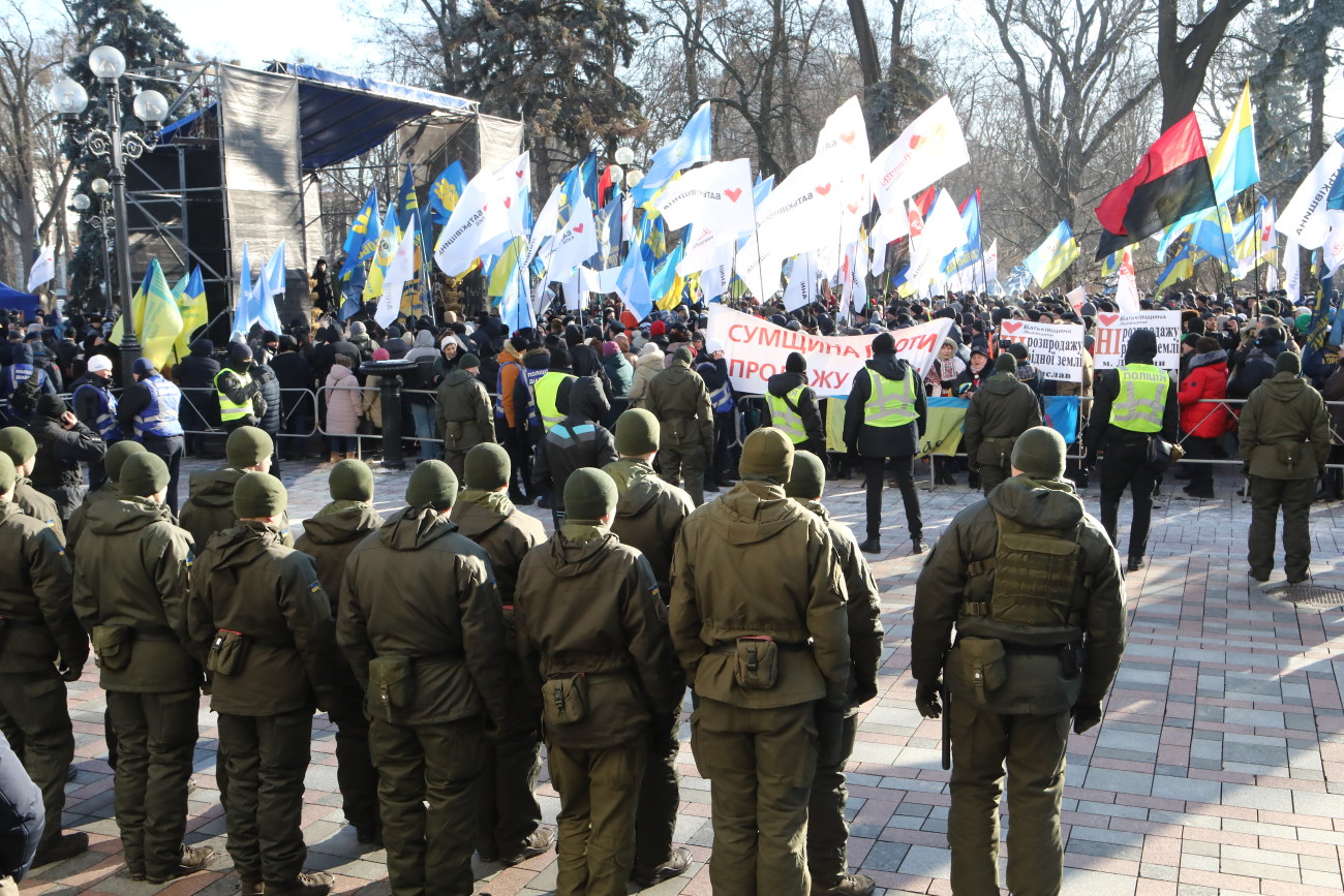 Возле Верховной Рады митинговали против продажи земли