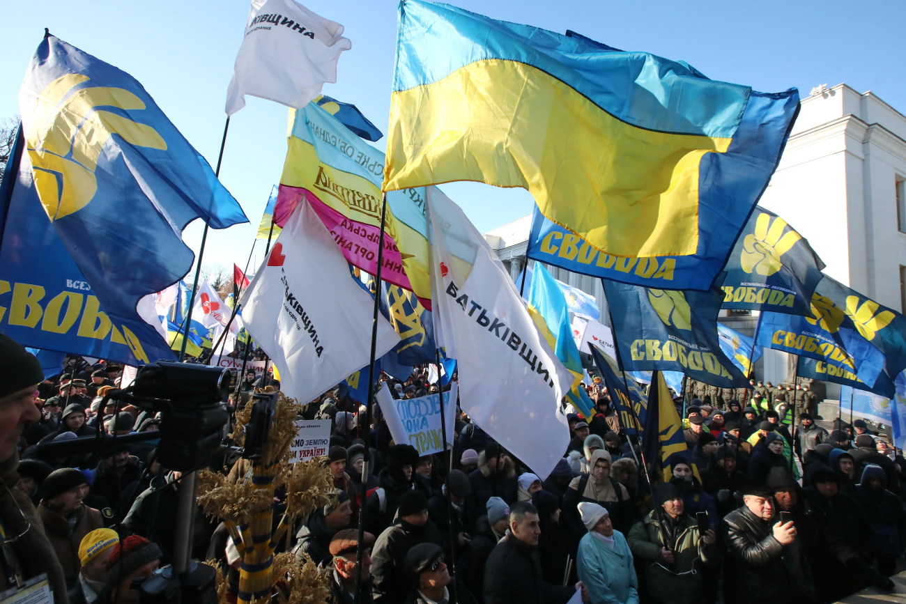 Возле Верховной Рады митинговали против продажи земли