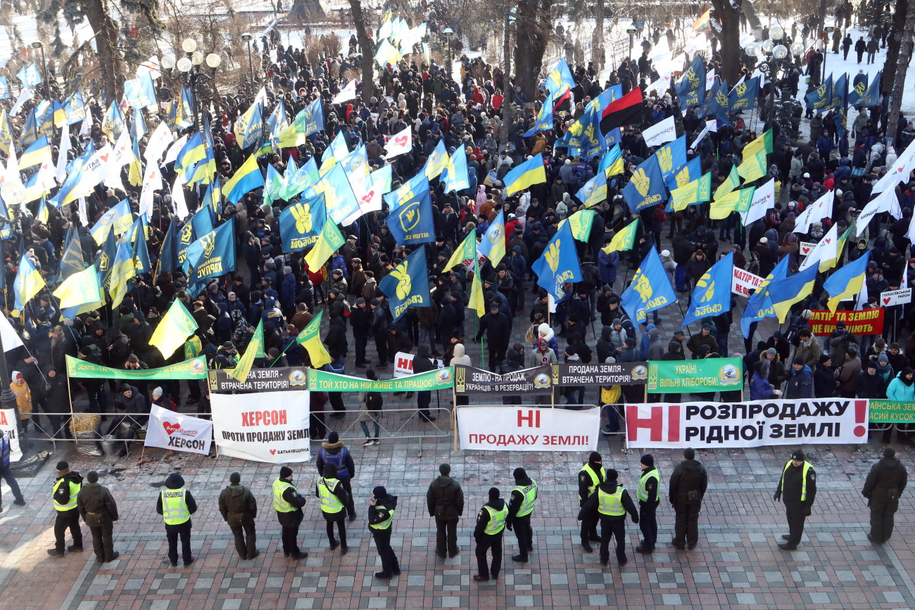 Возле Верховной Рады митинговали против продажи земли