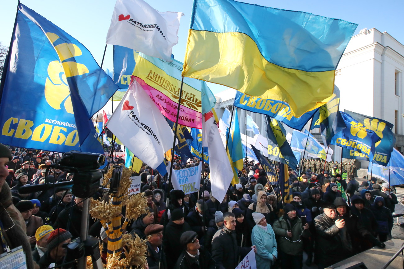 Возле Верховной Рады митинговали против продажи земли