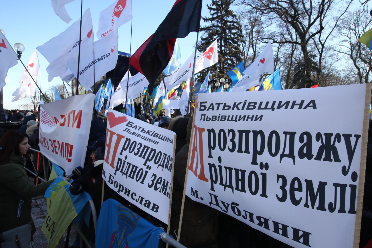 Возле Верховной Рады митинговали против продажи земли