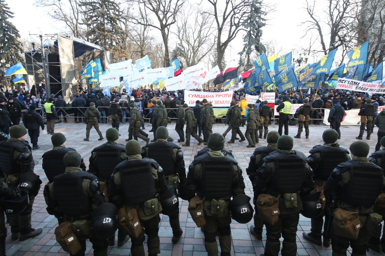 Возле Верховной Рады митинговали против продажи земли
