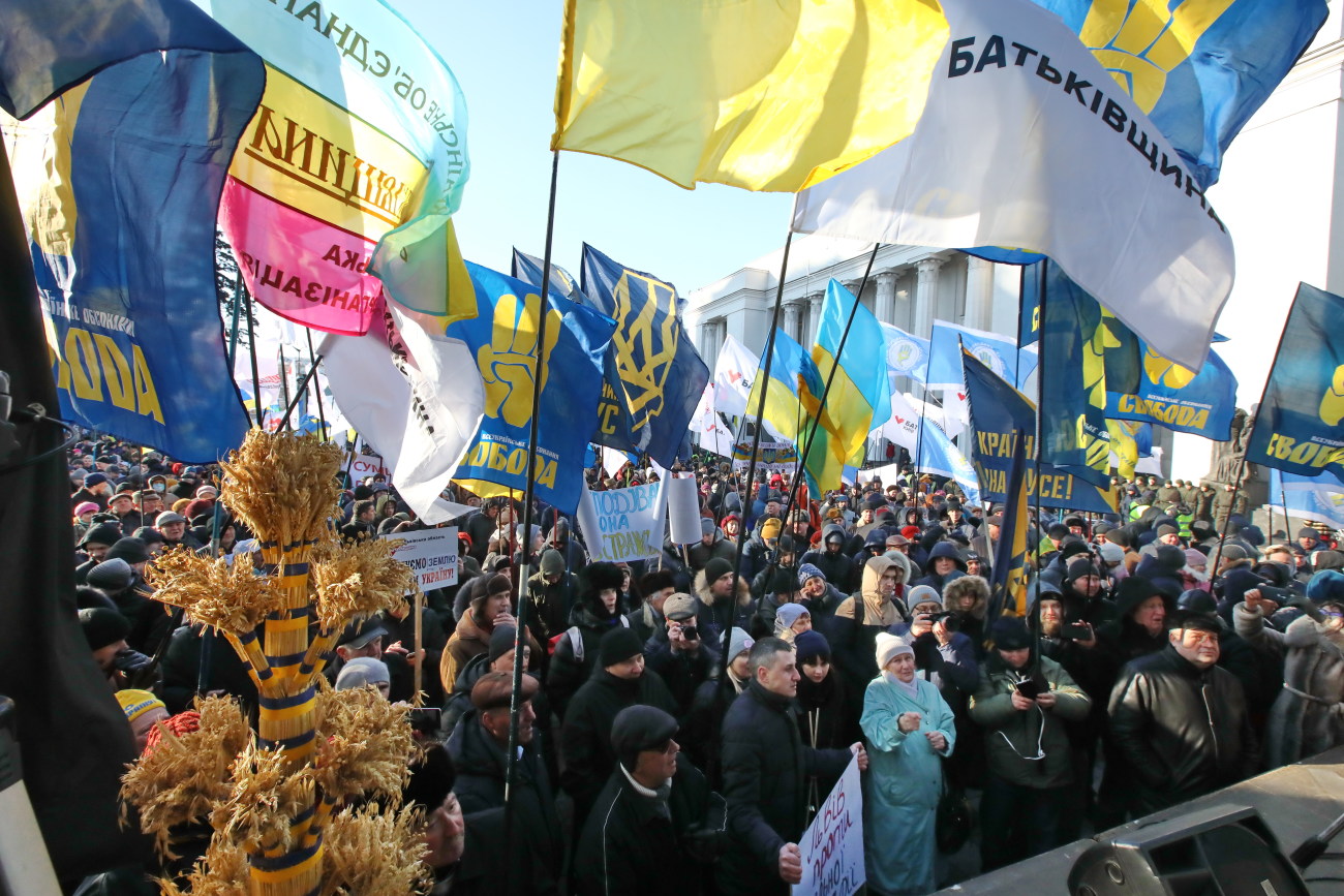 Возле Верховной Рады митинговали против продажи земли