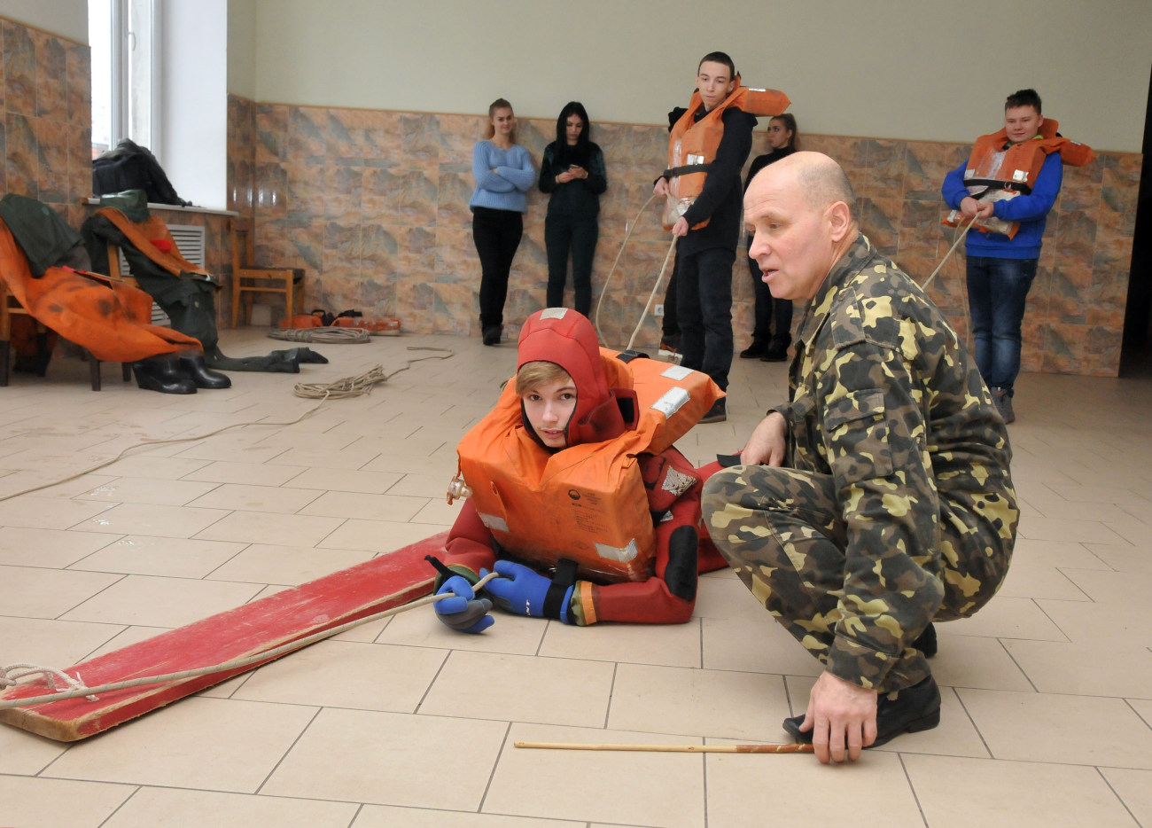 Харьковские курсанты-спасатели учили технике безопасности детей с нарушением слуха