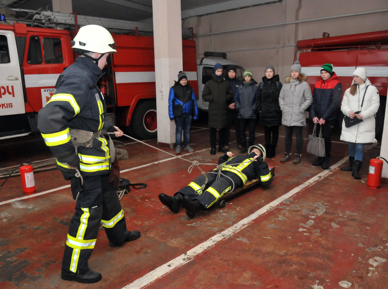 Харьковские курсанты-спасатели учили технике безопасности детей с нарушением слуха