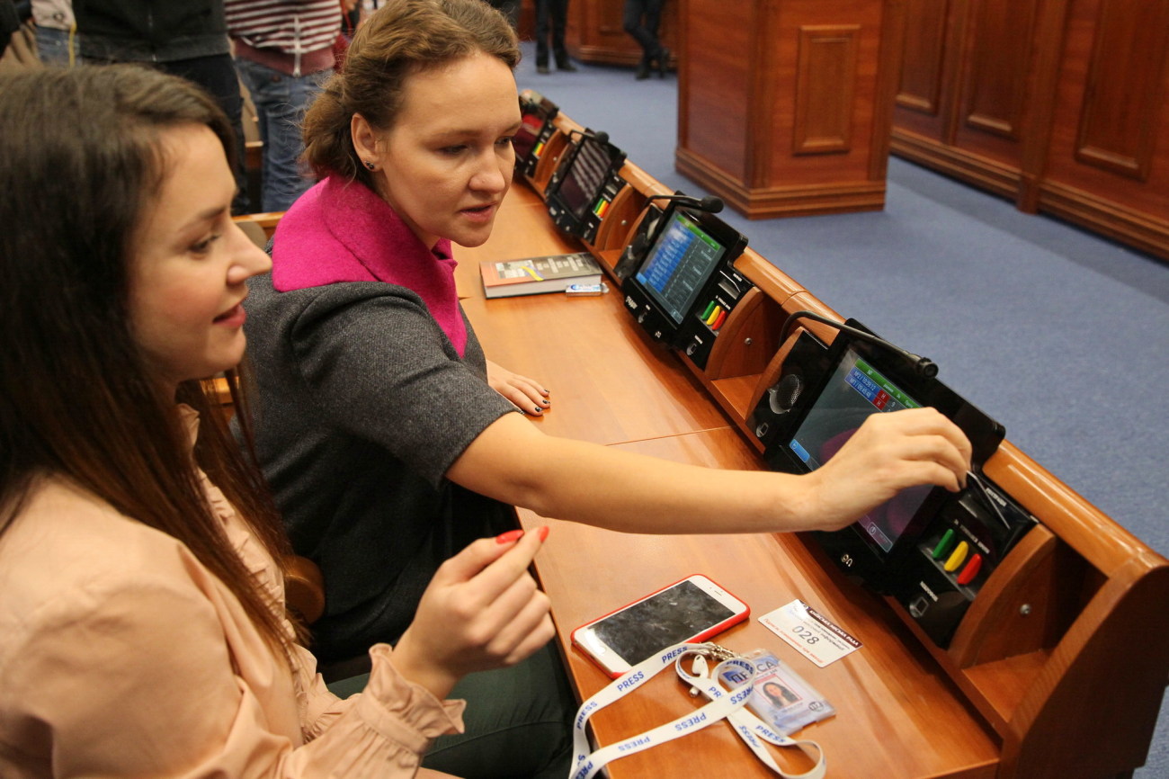 Депутатам ВР в Киевсовете провели  мастер-класс по сенсорной кнопке